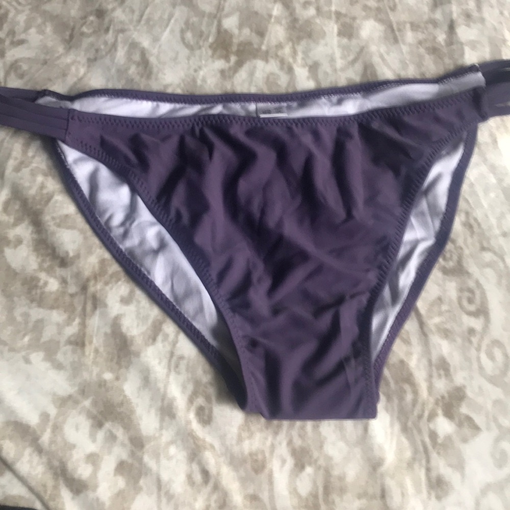 Bikini - Picture 3 of 8